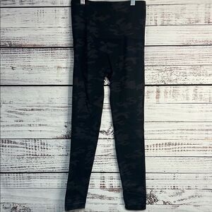 SPANX Look at Me Now Seamless Black Camouflage Legging Womens Small Camo Nylon